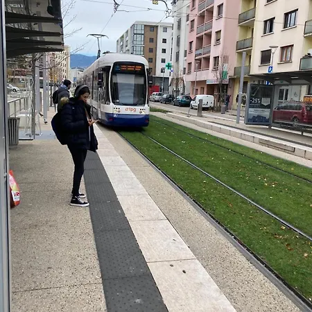 T3 Proche Acces Tram Амбиёи